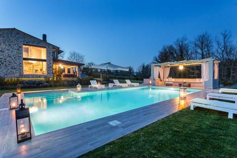 Villa Otto Luxury Tuscan Farmhouse with Private Po