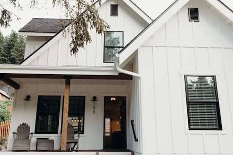 Walk to theBrick +Soak inHotTub | FarmhouseDreams