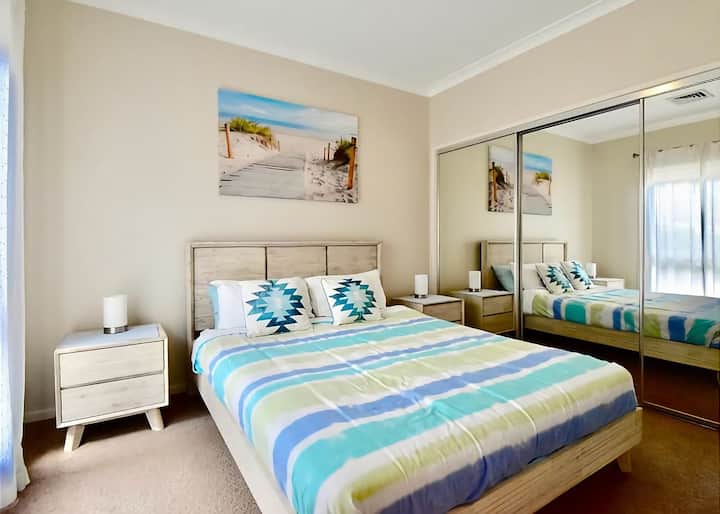 เติมพลังในห้องนอนที่เงียบสงบพร้อมเตียงควีนไซส์