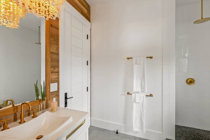 4 br Luxury Home in Kukuiula w Pool gallery image 4