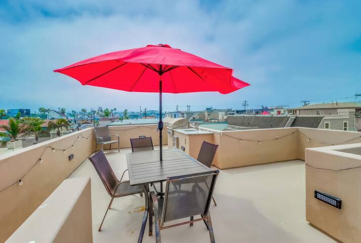 Jamaica Palms-Rooftop Deck, Patio w BBQ, Garage! gallery image 5