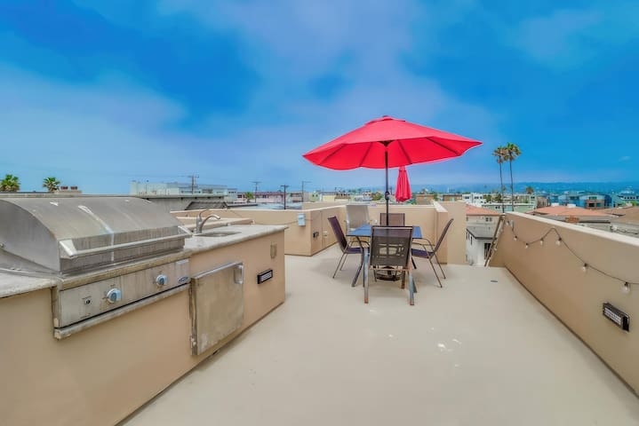 Jamaica Palms-Rooftop Deck, Patio w BBQ, Garage!