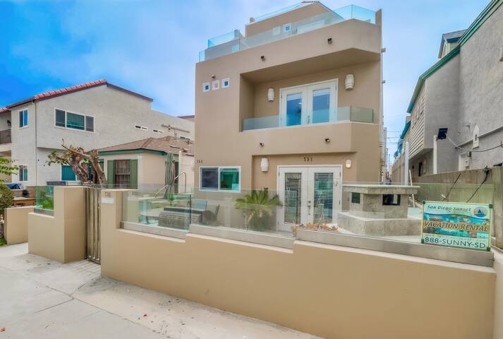 Jamaica Palms-Rooftop Deck, Patio w BBQ, Garage! gallery image 3