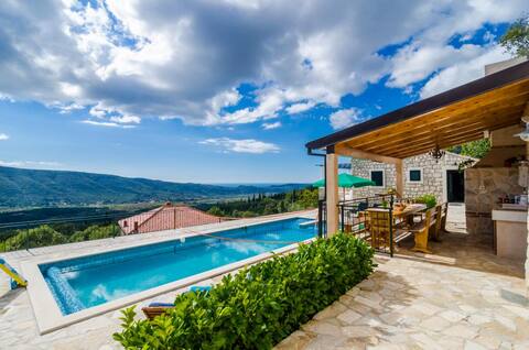 Falcon Rook - Magnificent Villa for Dream Holiday