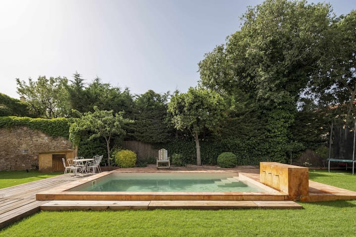 Casa rural con piscina en Garrigàs
