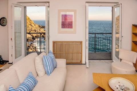 Carattino 12: Idyllic Seafront Retreat