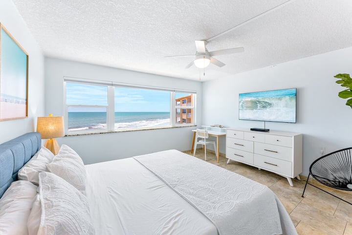 ห้องนอนใหญ่พร้อมเตียงคิงไซส์และวิวทะเล