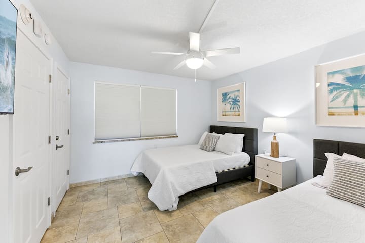 ห้องนอนผู้เข้าพักพร้อมเตียงแฝด 2 หลังเหมาะสำหรับผู้เข้าพัก