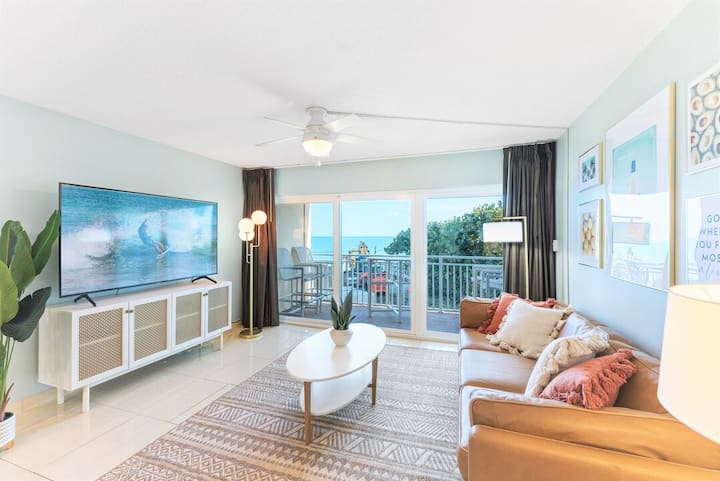 Relájate en el salón con un televisor de 65" y unas impresionantes vistas al mar