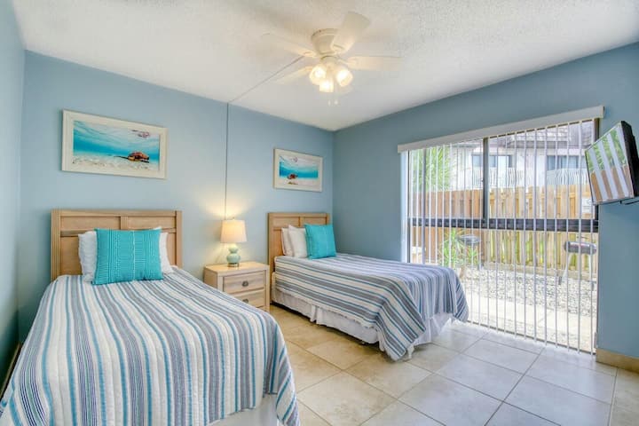 Dormitorio de invitados con dos camas individuales y TV