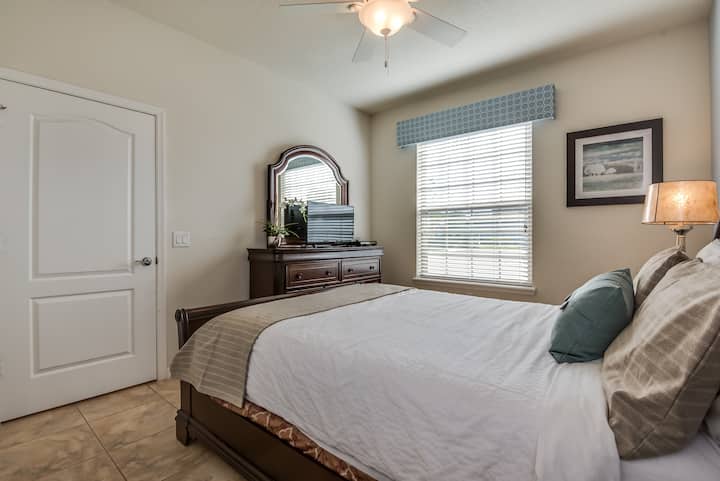 โอบกอดความเงียบสงบ: ห้องนอนที่อบอุ่นนี้ล้อมรอบคุณด้วยความเงียบสงบซึ่งเฉดสีอ่อนและพื้นผิวที่อ่อนโยนสร้างสวรรค์แห่งความสะดวกสบายชวนให้คุณผ่อนคลายและโอบรับความฝันอันเงียบสงบ