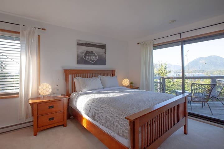 חדר גדול עם חדר צמוד.