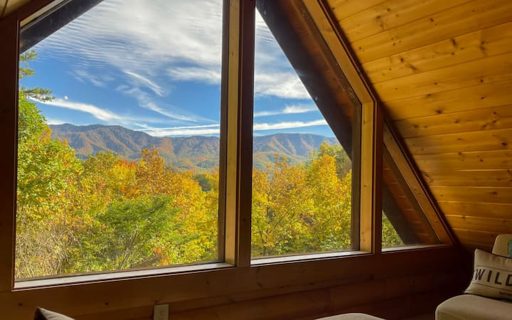 Cozy Cabin - Beautiful Mountain Views, Hot Tub + Pool Table - Tennessee