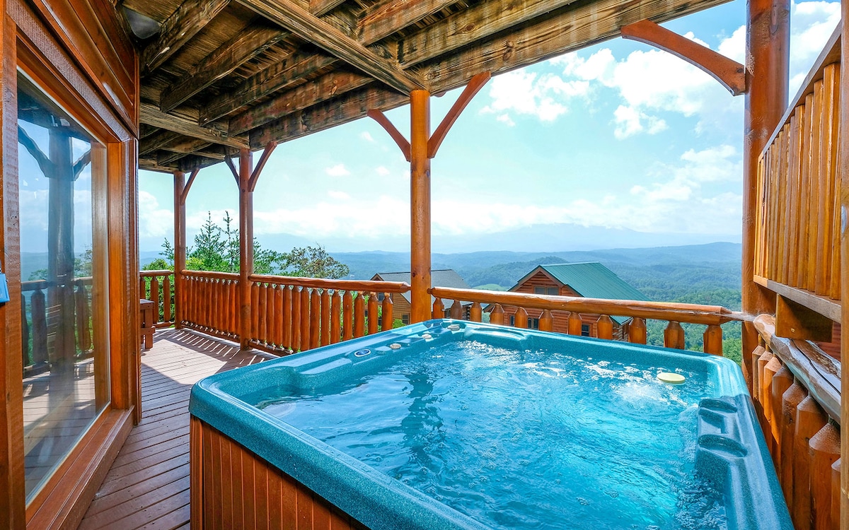 The View - Mountain views and a hot tub!