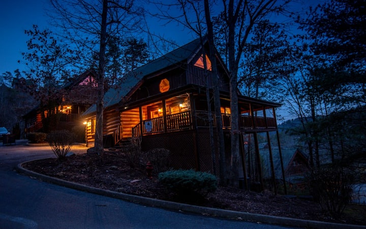 Simply Amazing - Game Tables And Hot Tub - Pigeon Forge, TN