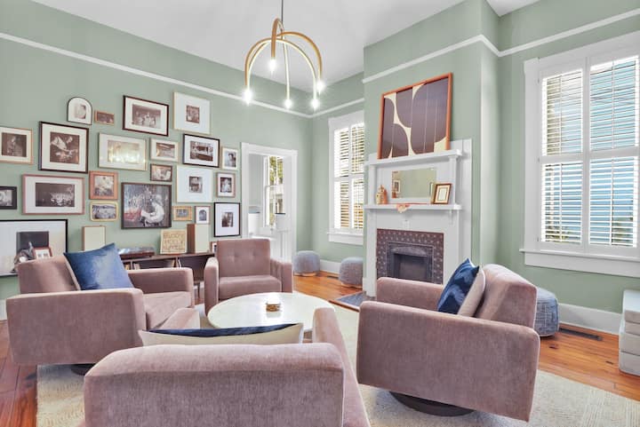 Manor W/ Courtyard + Parking By Lucky Savannah - Savannah, GA