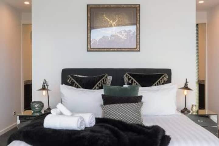 主卧室后面有长袍和套房