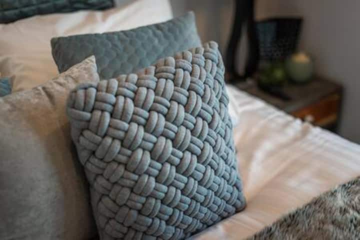 第二间卧室可设置为单人床或超级加大双人床。 配备独立电视和热泵，让您倍感舒适。