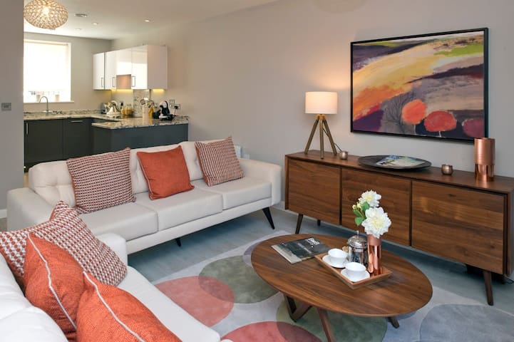 Three bedroom Townhouse Next to Cabot Circus – Hop