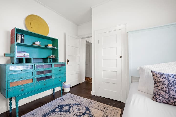 Მომხიბლავი და ხალისიანი ეს ორადგილიანი ოთახი იდეალურია ბავშვებისთვის, მეგობრებისთვის ან ყველასთვის, ვისაც ოდნავ ფერადი პოპი უყვარს. Ეს ფირუზისფერი ქოხი? მას აქვს მოსაყოლი ამბები.