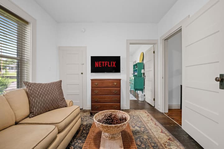 Გჭირდებათ დამატებითი საძინებელი? Მყუდრო საკითხავი კუთხე? Ადგილი თქვენი საყვარელი შოუს შესაქმნელად? Ეს მოქნილი სივრცე დაფარულია დედოფლის გამოსაწევი დივნითა და მომხიბლავი ვინტაჟური დეტალებით, რომლებიც თავს ისე გრძნობს, როგორც საკუთარ სახლში.