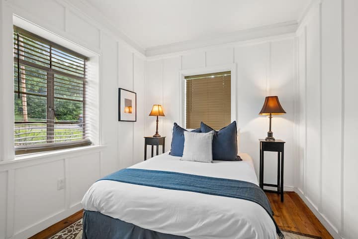 Რბილი განათება, ფენიანი ბალიშები და სუფთა, კლასიკური პალიტრა. Ამ ოთახში წერია „განიტვირთეთ აქ“ სიტყვის გარეშე.