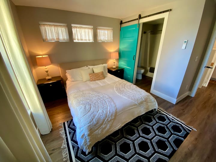 Historic Oregon City Home • Sleeps 10 • Spacious • Renovated • Clean