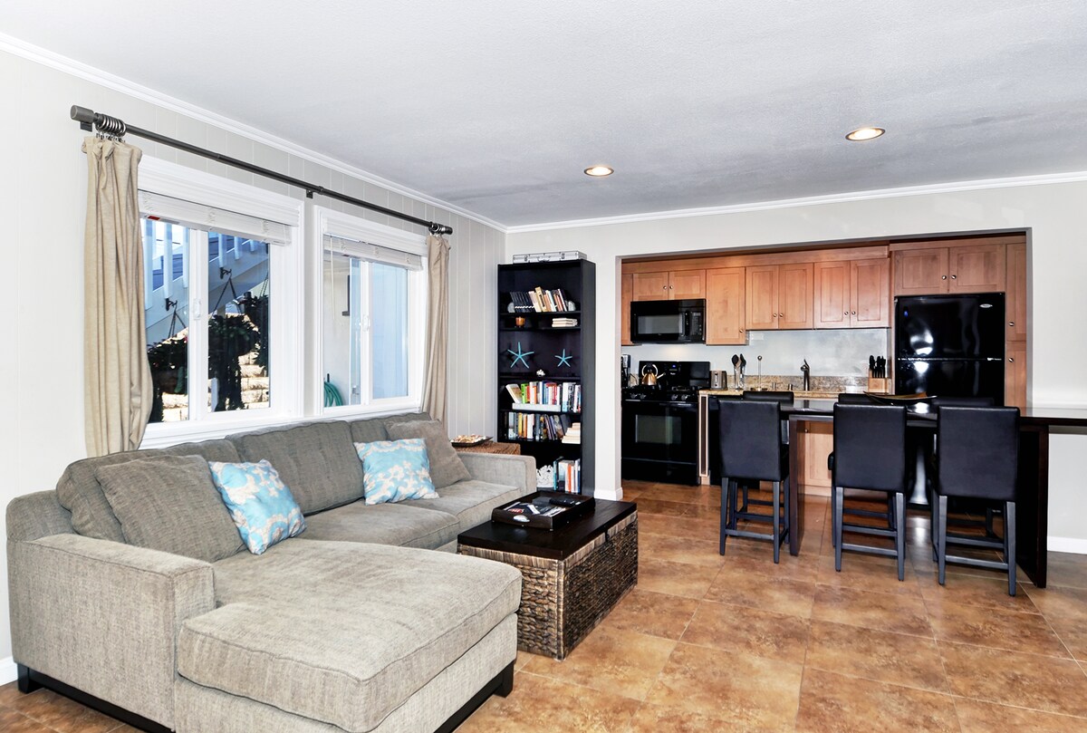 Dnevni boravak i kuhinja u smještajnoj jedinici A