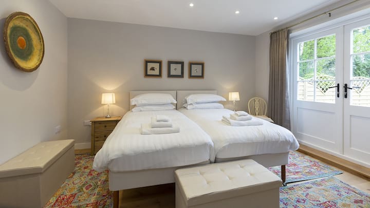 Twin bedroom in annex, 14 Vineyard Street, Bolthole Retreats