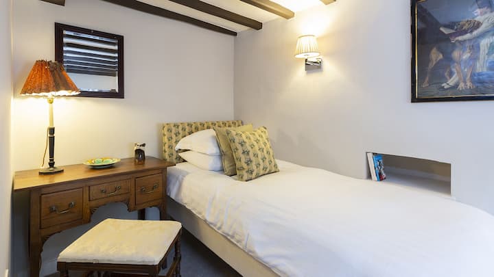 Single bedroom, 14 Vineyard Street, Bolthole Retreats