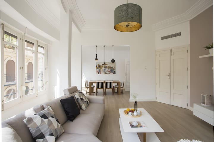 Bright Central Apartment with Balcony gallery image 2