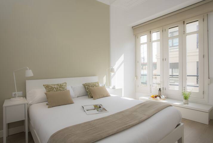 Bright Central Apartment with Balcony gallery image 5