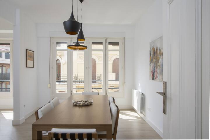 Bright Central Apartment with Balcony gallery image 3