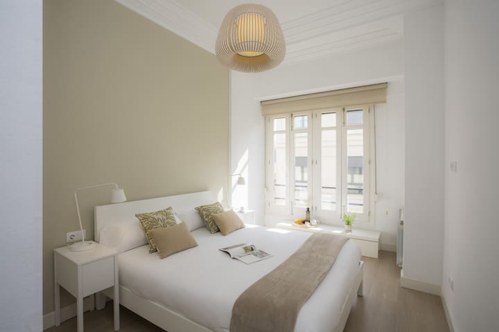 Bright Central Apartment with Balcony gallery image 4