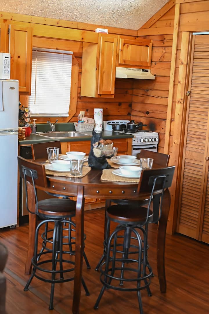 Hearts Desire King Bed Hot Tub/jacuzzi Fireplace. - Pigeon Forge, TN