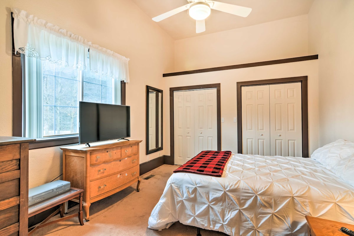 Bedroom 1 | Queen Bed | Smart TV | 1st Floor at Riverside Lodge in Wilcox
