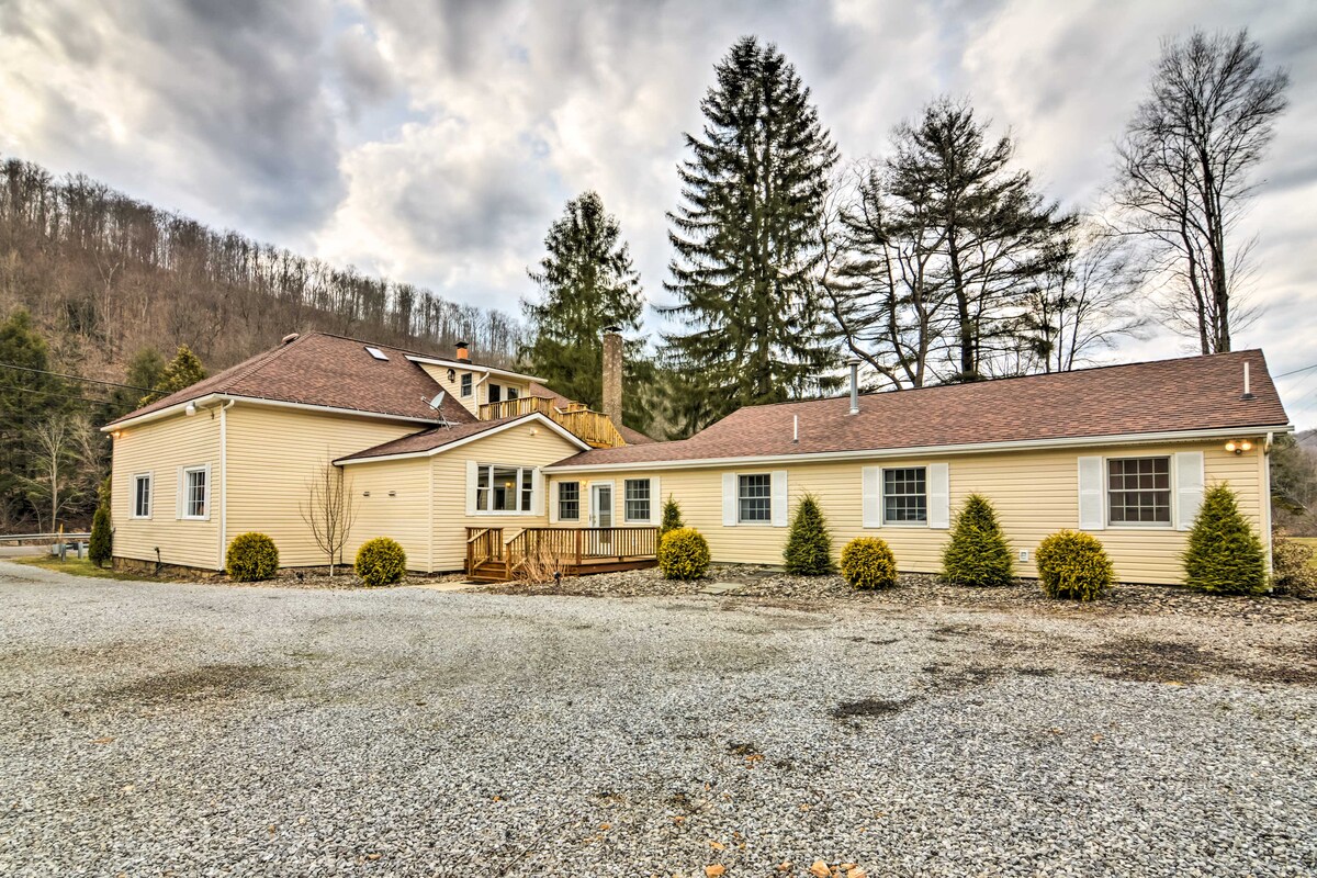Parking | Driveway (10 Vehicles) at Riverside Lodge in Wilcox