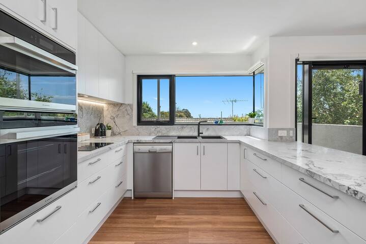 4 Bedroom House – 300m to Mt Martha Beach and Village gallery image 3