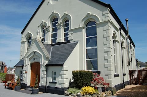 Ty Capel stunning family holiday home with hot tub