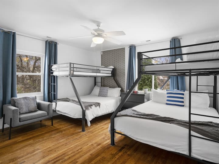 Etagenbett-Zimmer mit zwei Queensize-Betten und zwei Einzelbetten