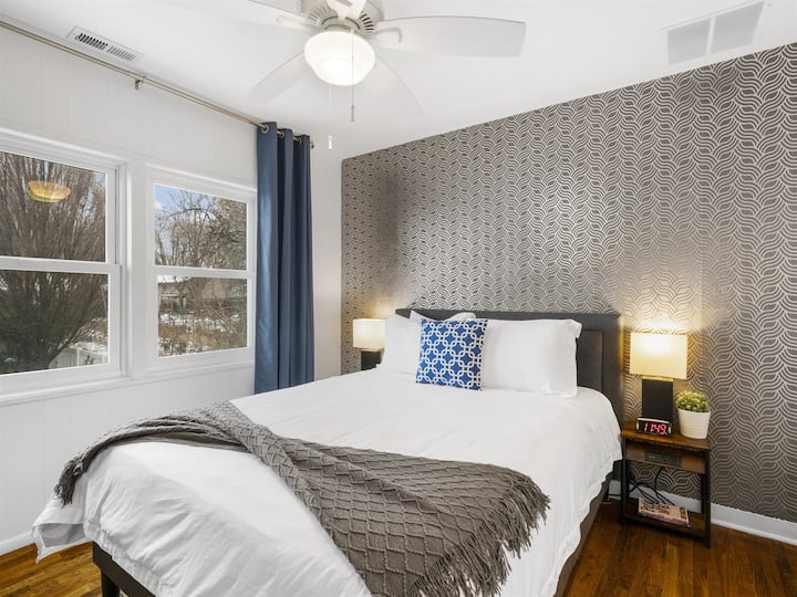 Mittleres Schlafzimmer mit Queensize-Bett