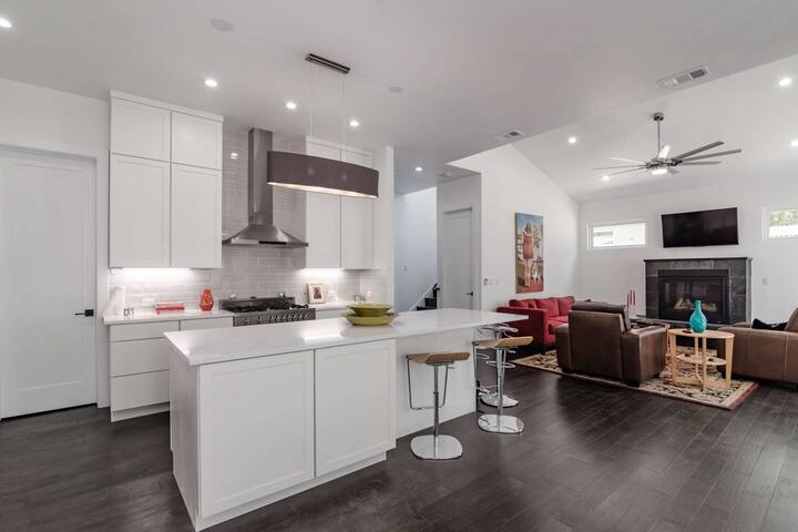 1 Block from South Congress, 2 homes gallery image 4