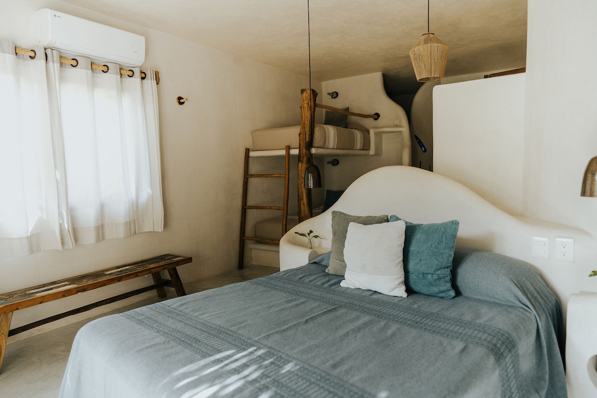 БР. 3 брачен кревет (широк 150-179 см) + кревети на спрат + приватна бања