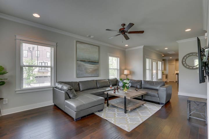 Spacious 4 King Room Belmont Home, 2 Living Rooms