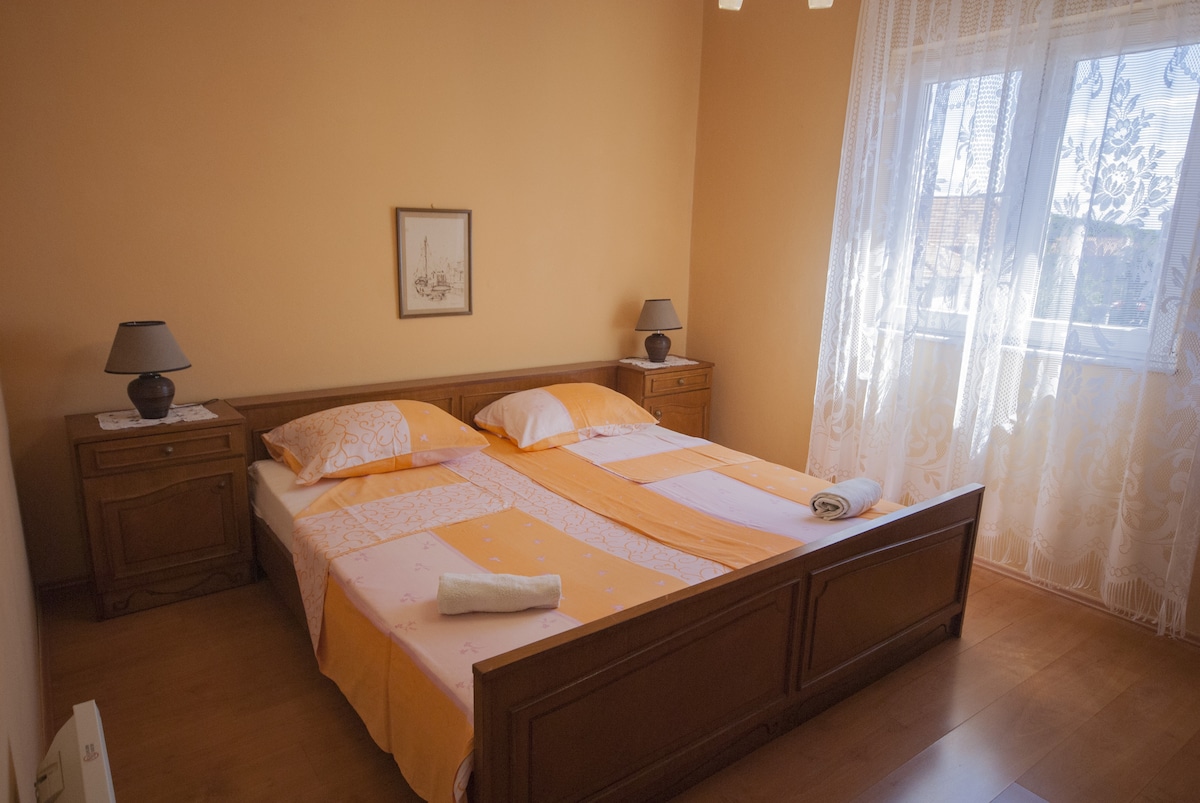 卧室二，表面： 12平方米