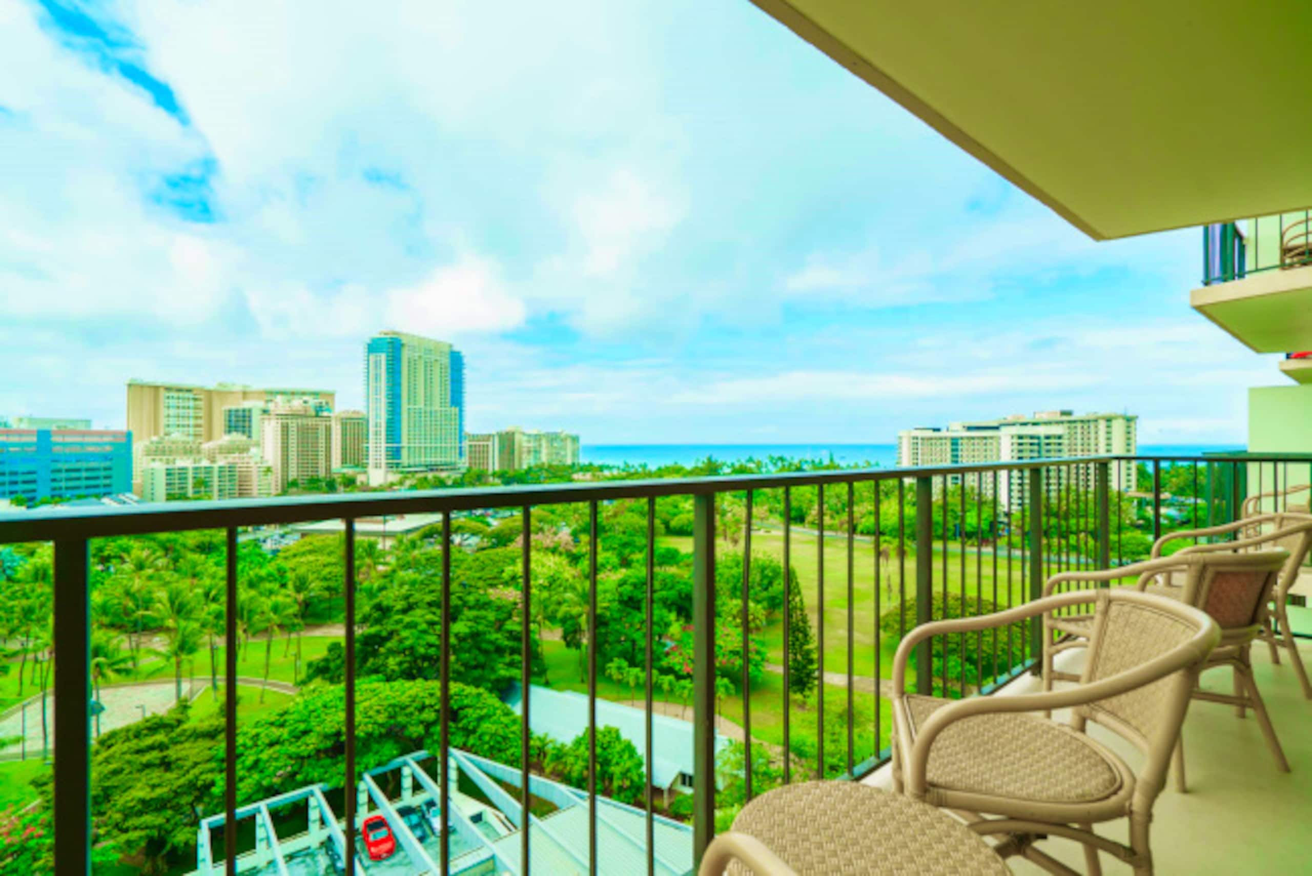 Condo in Honolulu · ★4.69 · 2 bedrooms · 3 beds · 2 shared baths - Image 18