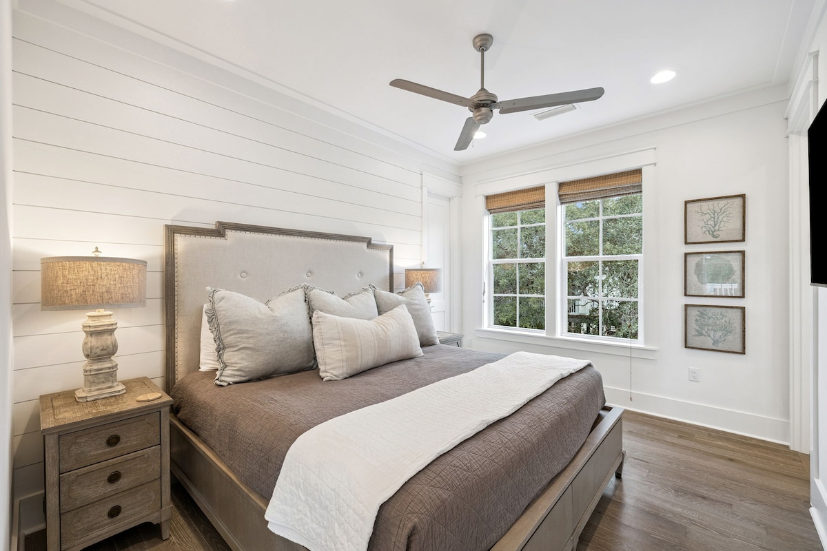 Chumba Kikuu cha Kifalme Chenye Nafasi Kubwa