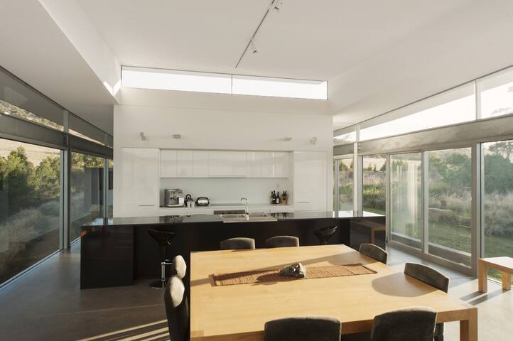 Avalon Coastal Retreat gallery image 4