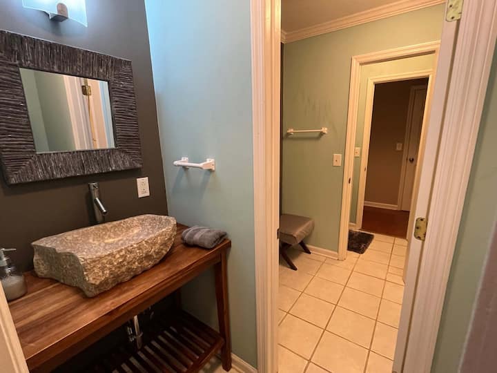 El baño de Jack y Jill es utilizado por la habitación 2 y la habitación 3.