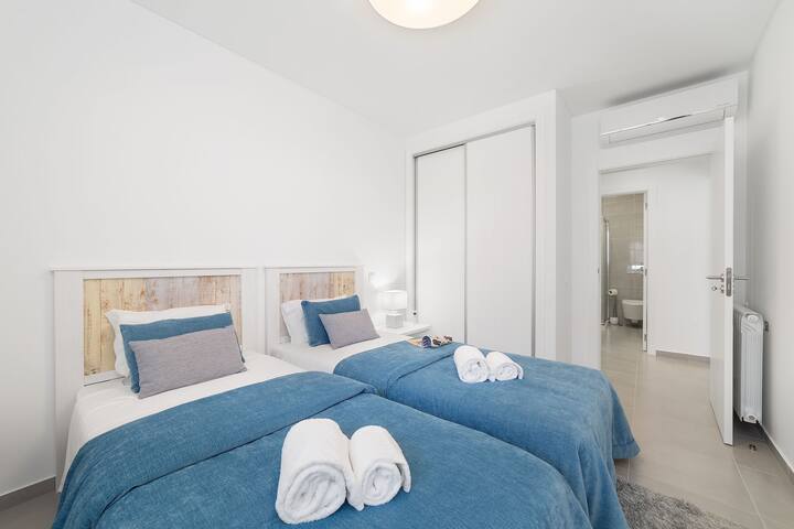 Dovolenkový apartmán s 2 spálňami a dvoma kúpeľňami, vybavenou kuchyňou, Wi-Fi a káblovými kanálmi. Má prístup k spoločnému bazénu a parkovaciemu miestu pre 1 auto. 
Tento apartmán sa nachádza v meste Sítio da Nazaré, odkiaľ máte prístup na pláž.